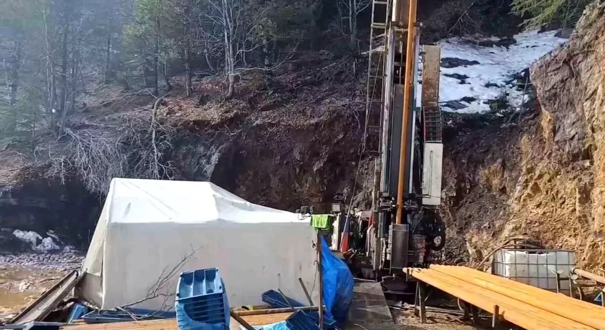 Üzerine kaya düşen işçi öldü