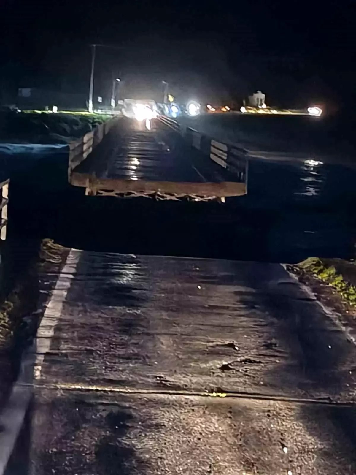 Susurluk'ta selde köprü ortadan ikiye ayrıldı