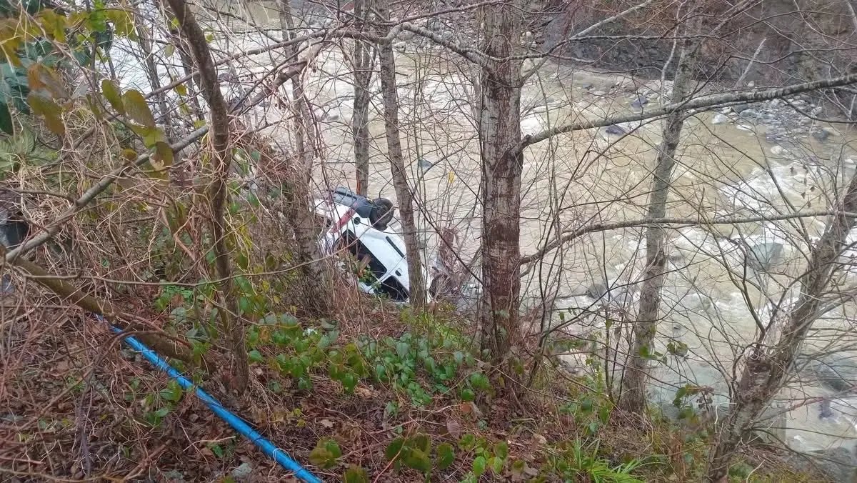 Dereye yuvarlanan hafif ticari aracın sürücüsü öldü