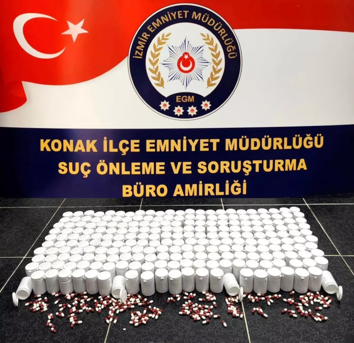 İzmir'de yarım milyona yakın uyuşturucu hap ele geçirildi