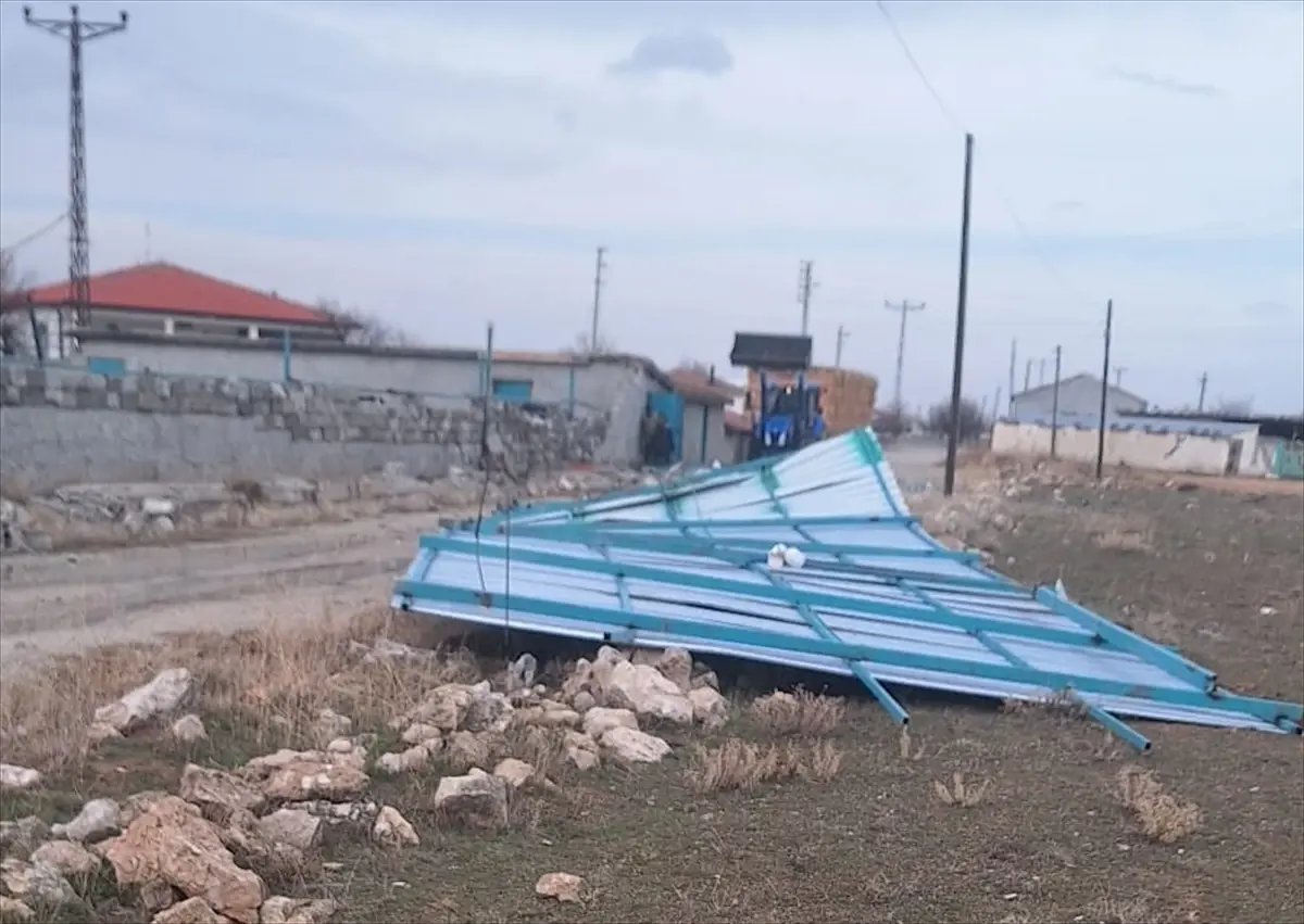 Aksaray'da kuvvetli rüzgar nedeniyle uçan çatının altında kalan kişi ağır yaralandı