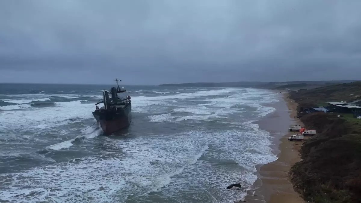 Sarıyer'de karaya oturan gemi havadan görüntülendi