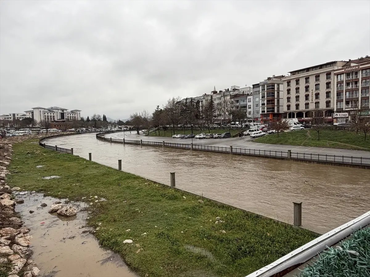 Biga'da taşkın riskine karşı Kocabaş Çayı çevresindeki park alanları kapatıldı