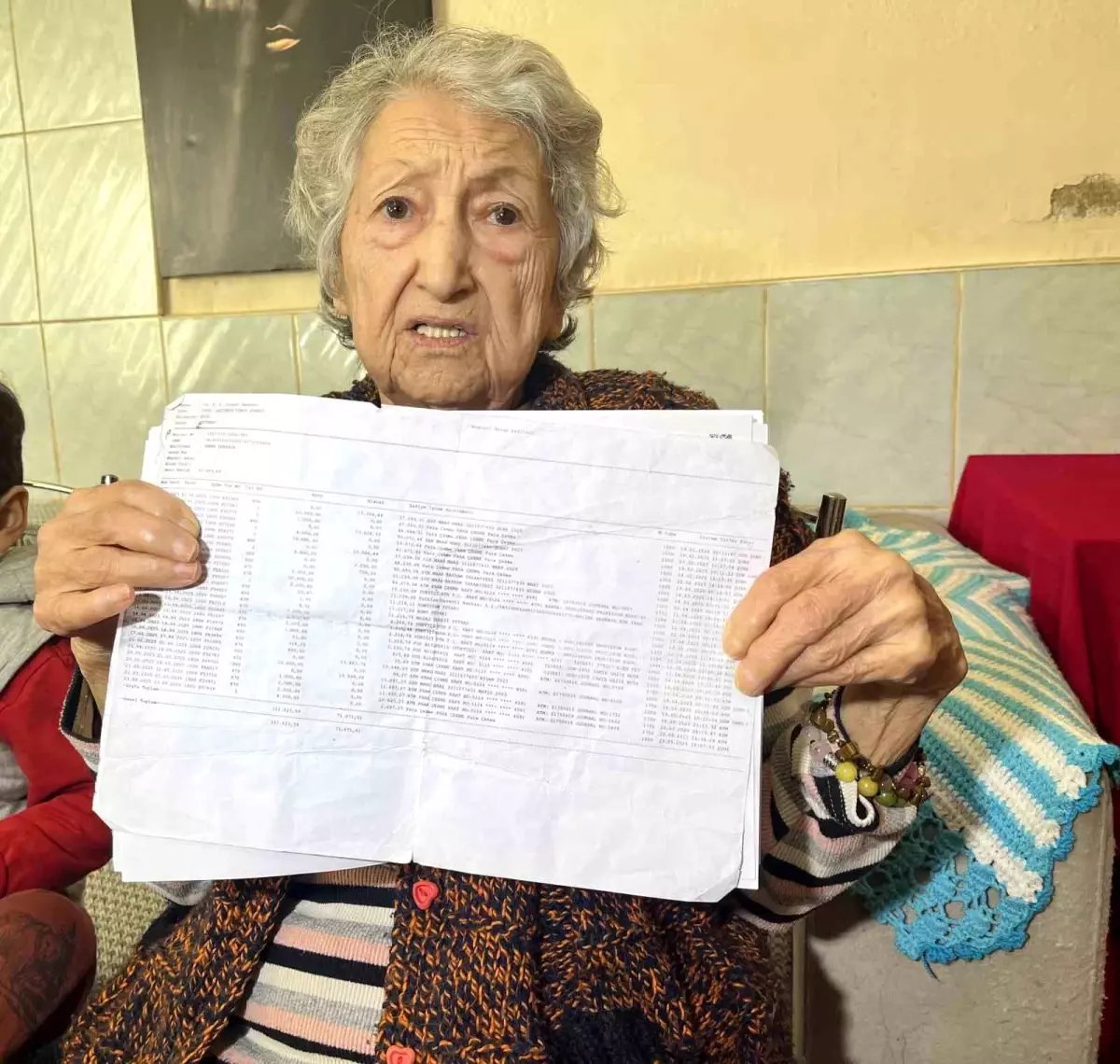 Yaşlı kadına torun dehşeti: Evini elinden alıp darp ettiler