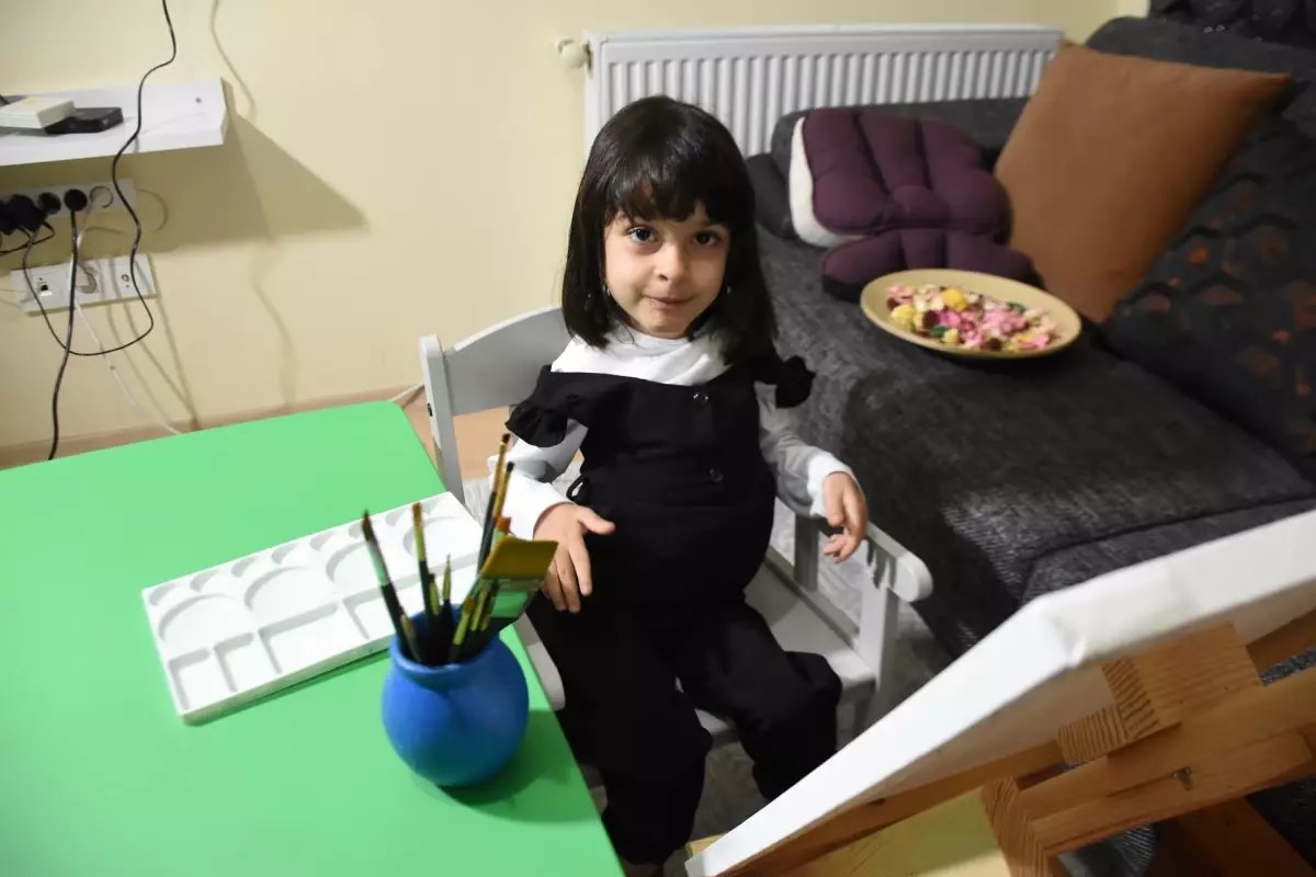 SMA'lı Esra kampanyası için resim yapıyor