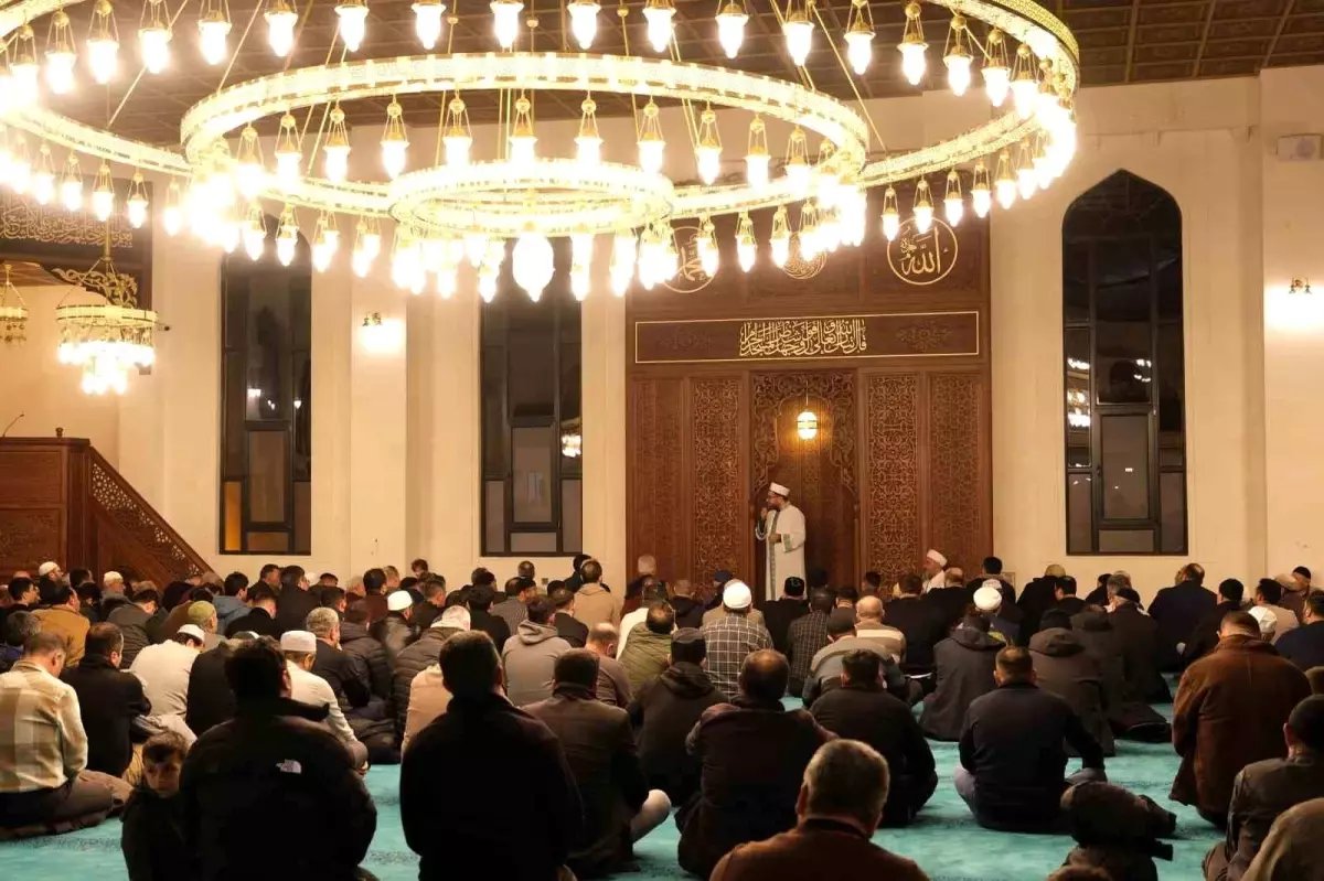 Terzibaba Mezarlığı Külliye Camii'nde Berat Kandili programı düzenlendi