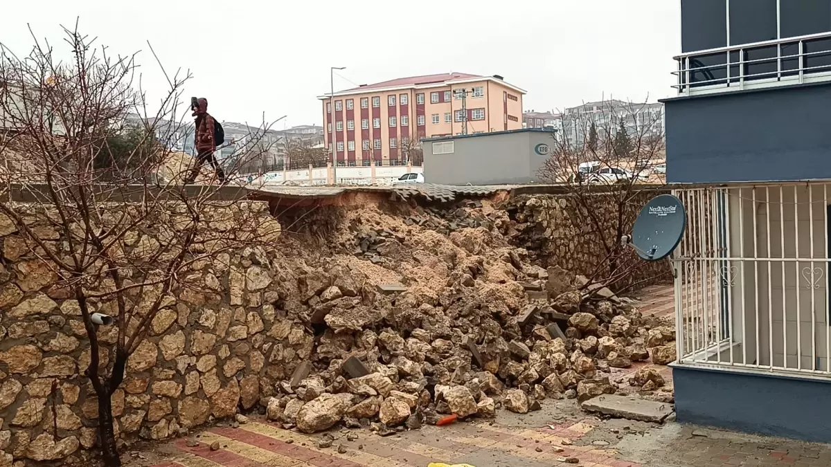 Adıyaman'da Sağanak Yağış Sonrası İstinat Duvarı Çöktü