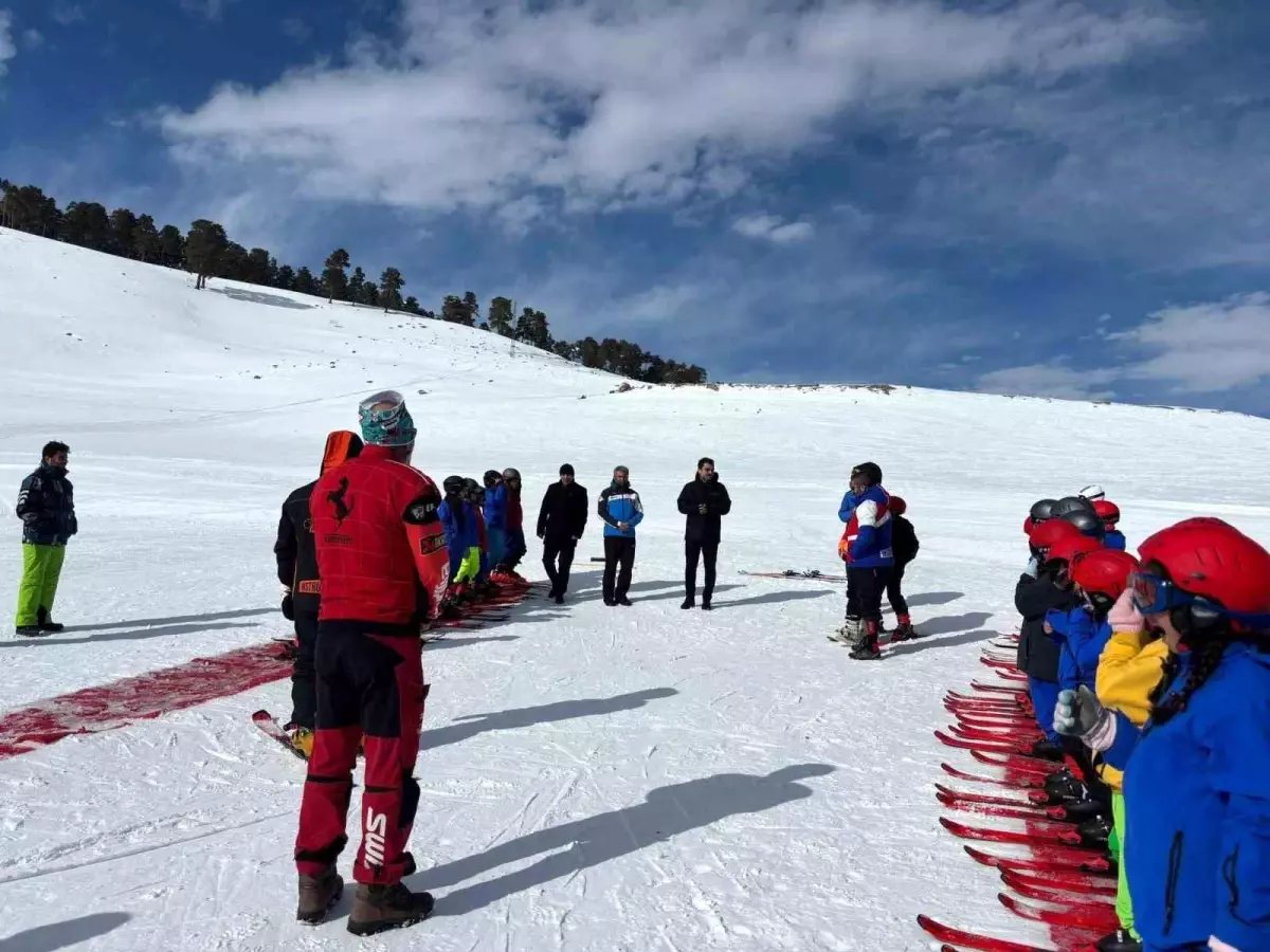 Susuz Kaymakamı Tutal'dan geleceğin kayakçılarına moral ziyareti