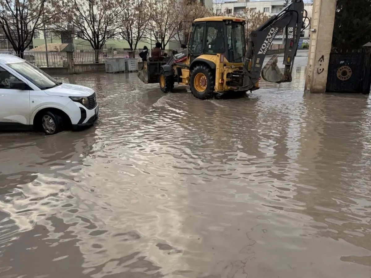 Nusaybin'de sağanak; yollar ve okul bahçeleri suyla doldu