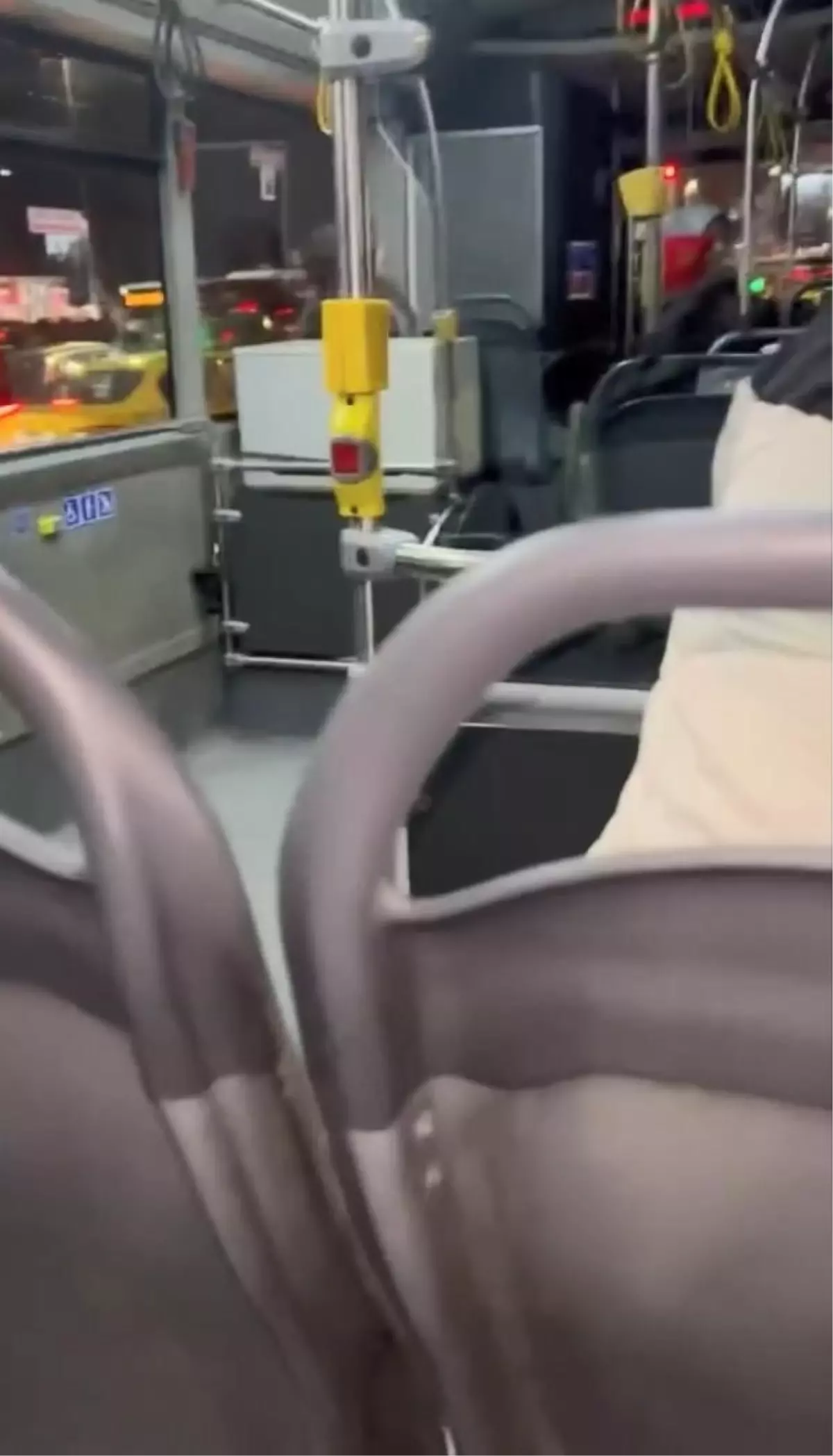 Şişli'de İETT şoförü sürücülere hakaret edip yolcularla tartıştı: 'Oturduğun yerden bir düğmeye basacaksın'