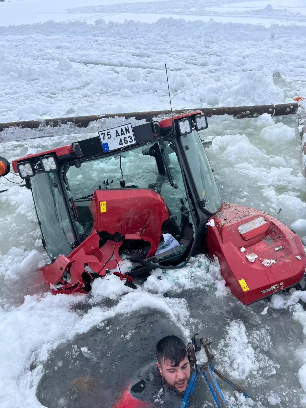 Ardahan'da traktör buz çözülen göle düştü
