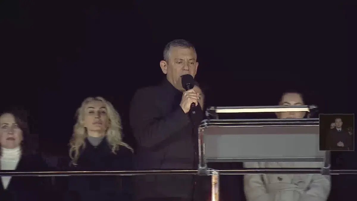 Özgür Özel, CHP'nin Adalar Mitinginde Hukuk ve Siyaset Üzerine Konuştu