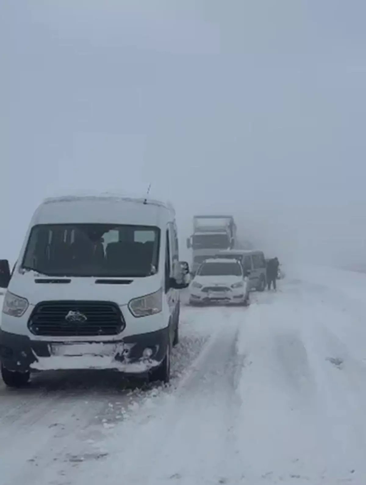 Ağrı-Doğubayazıt kara yolunda onlarca araç mahsur kaldı