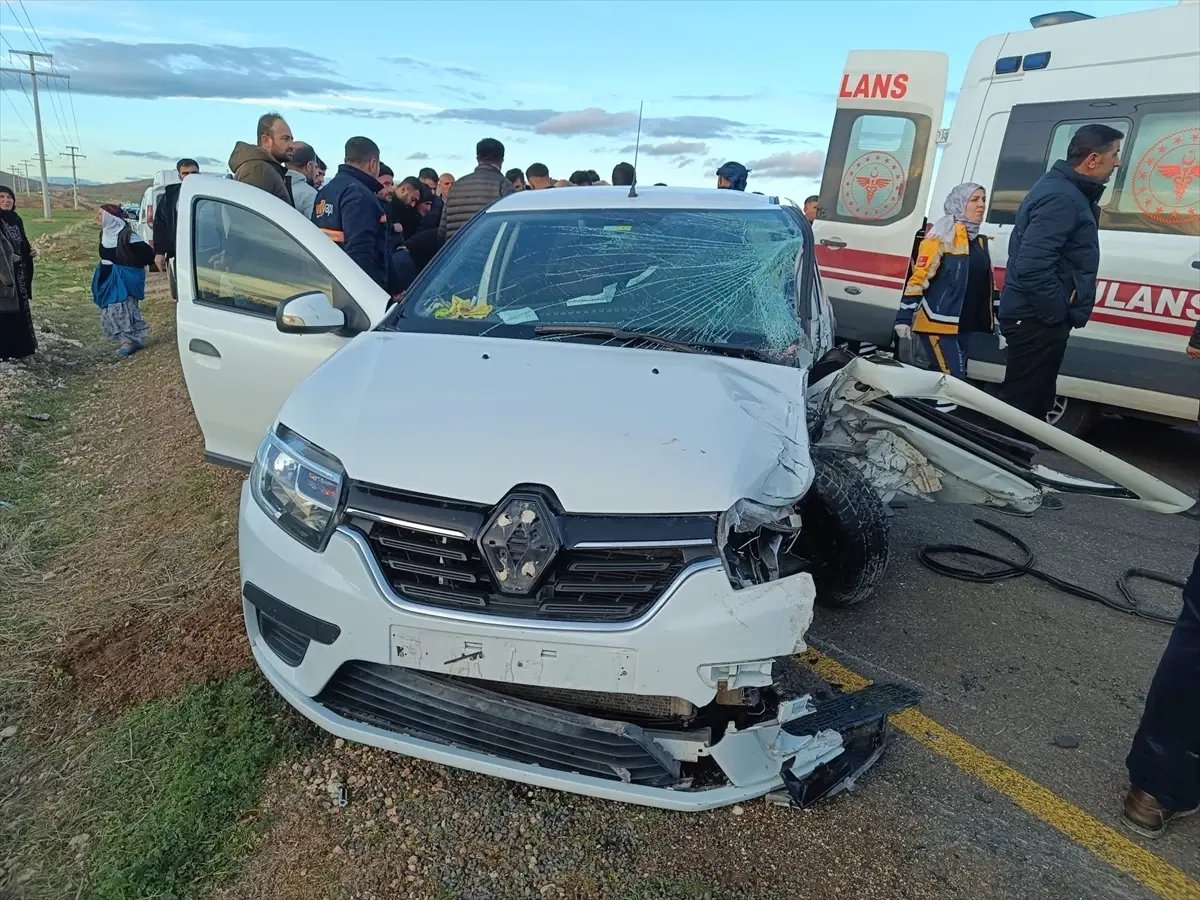 Mardin'de hafif ticari araç ile otomobilin çarpıştığı kazada 6 kişi yaralandı