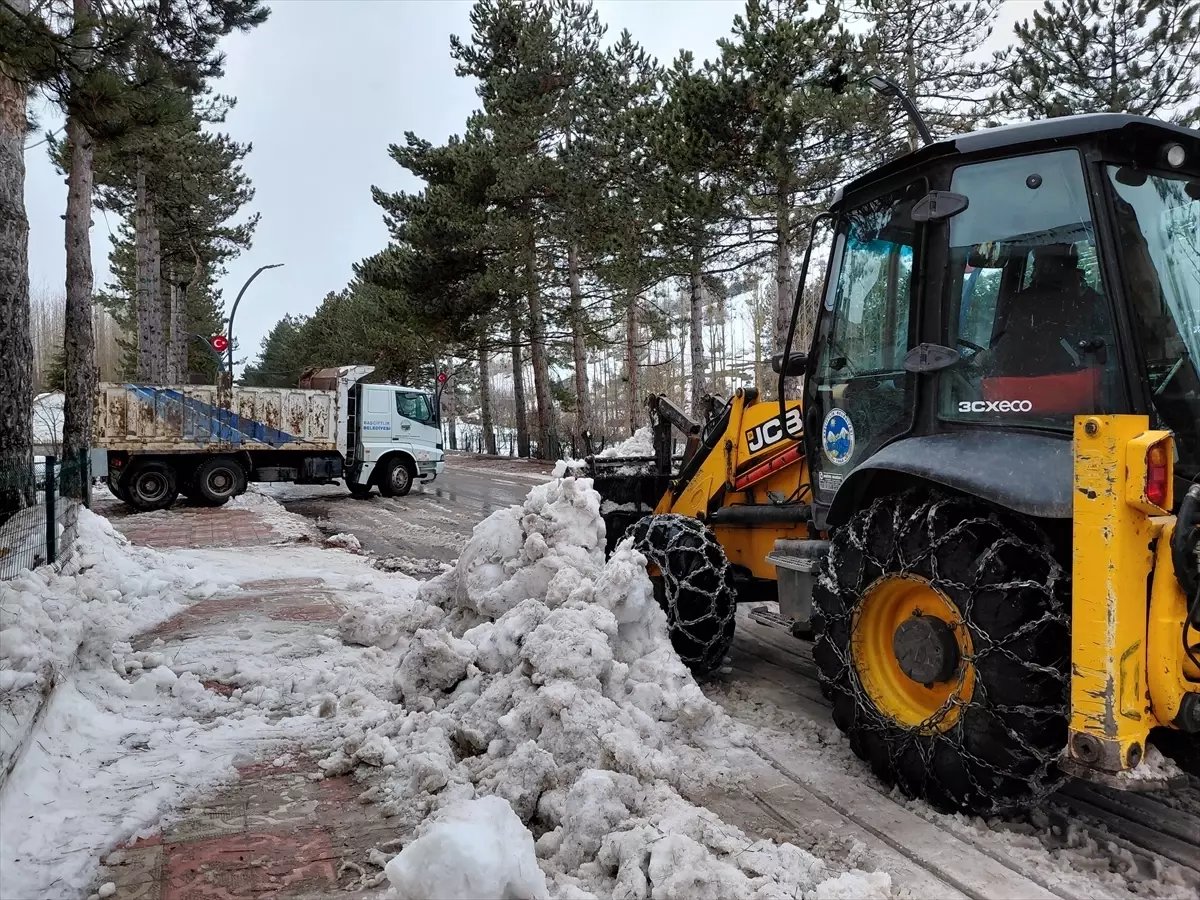 Başçiftlik ilçe merkezinde kar temizliği çalışmaları devam ediyor