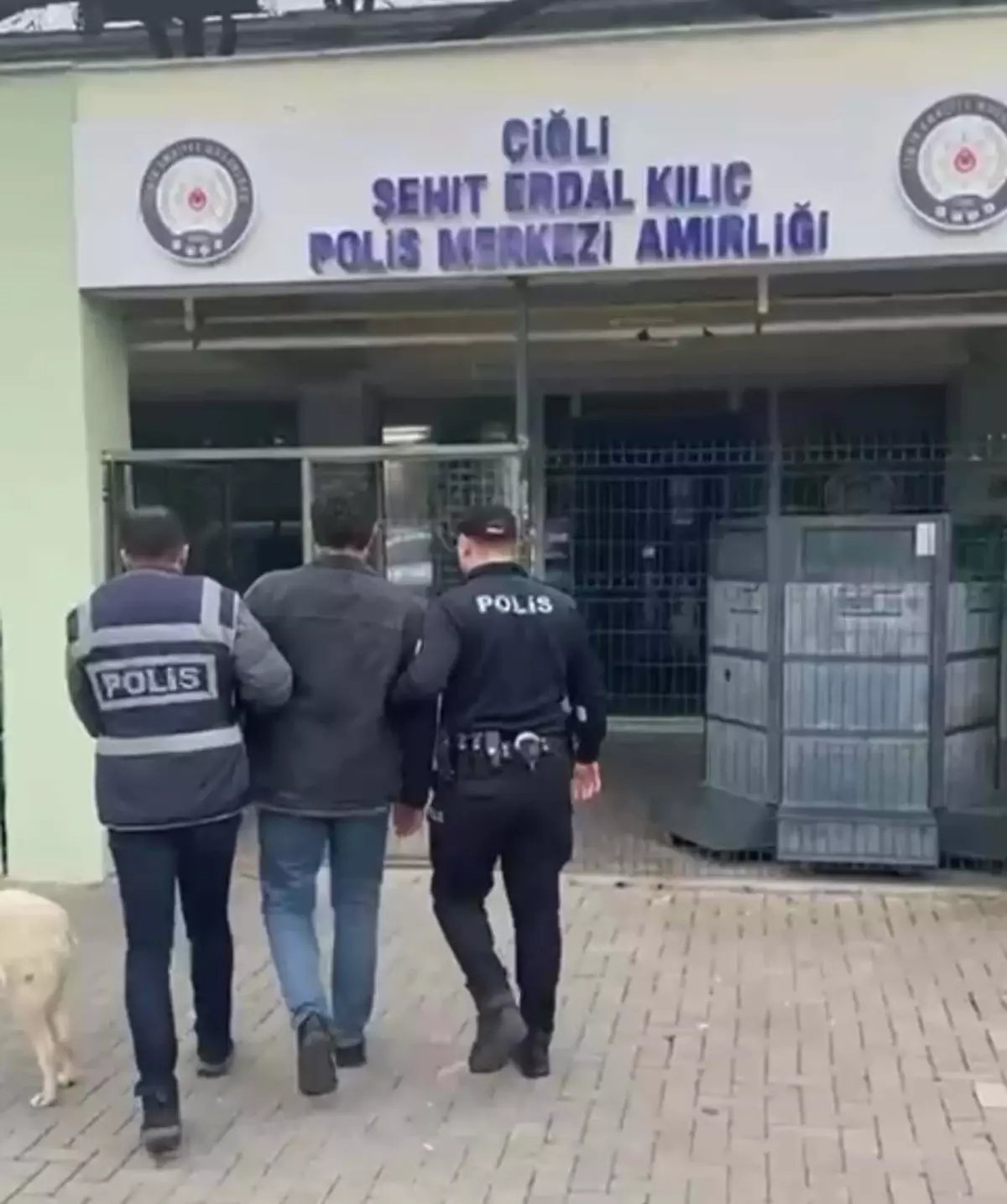 İzmir'de 40 yıl 10 ay hapis cezası bulunan firari göçmen kaçakçısı yakalandı
