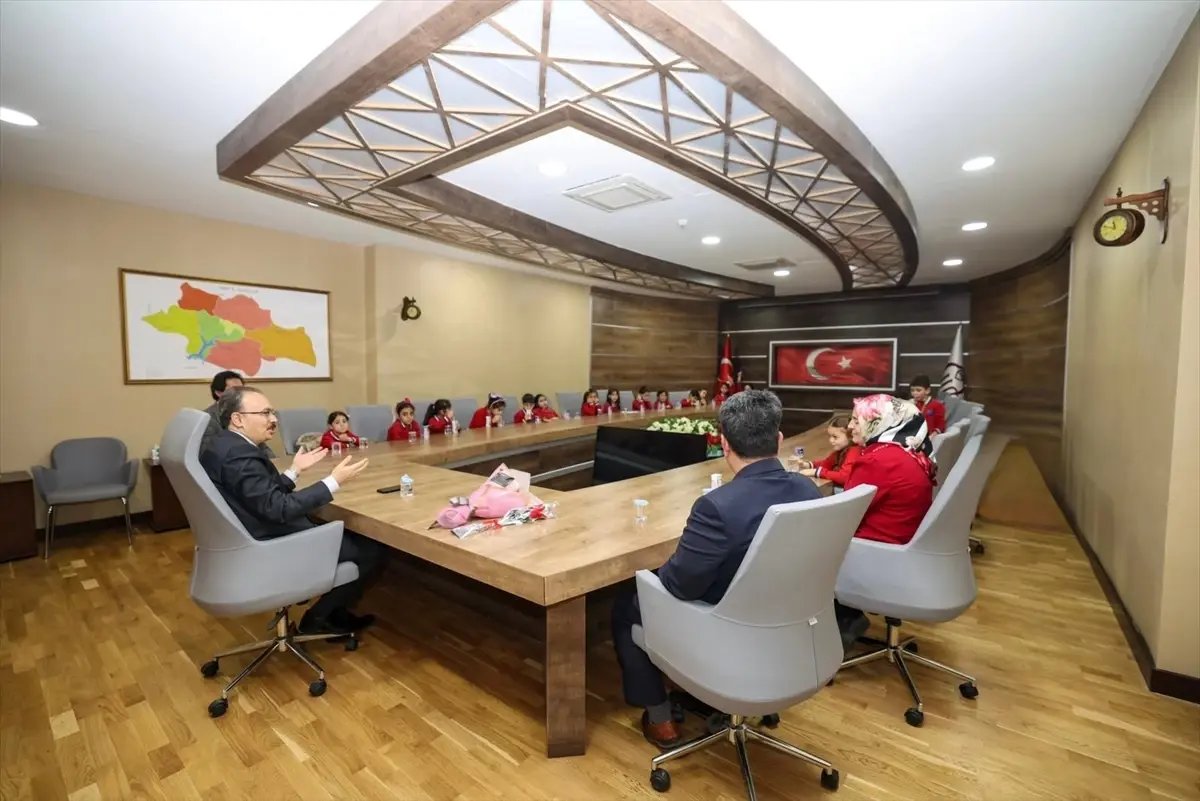 Siirt Valisi Kızılkaya, ilkokul öğrencilerini ağırladı