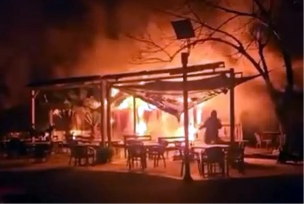 Avcılar'da parkın içindeki kafe alev alev yandı