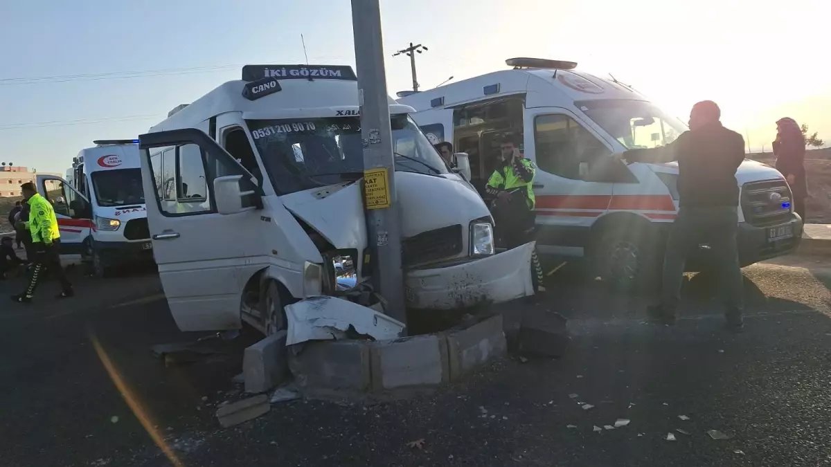 Şanlıurfa'da tarım işçilerini taşıyan minibüs direğe çarptı: 15 yaralı