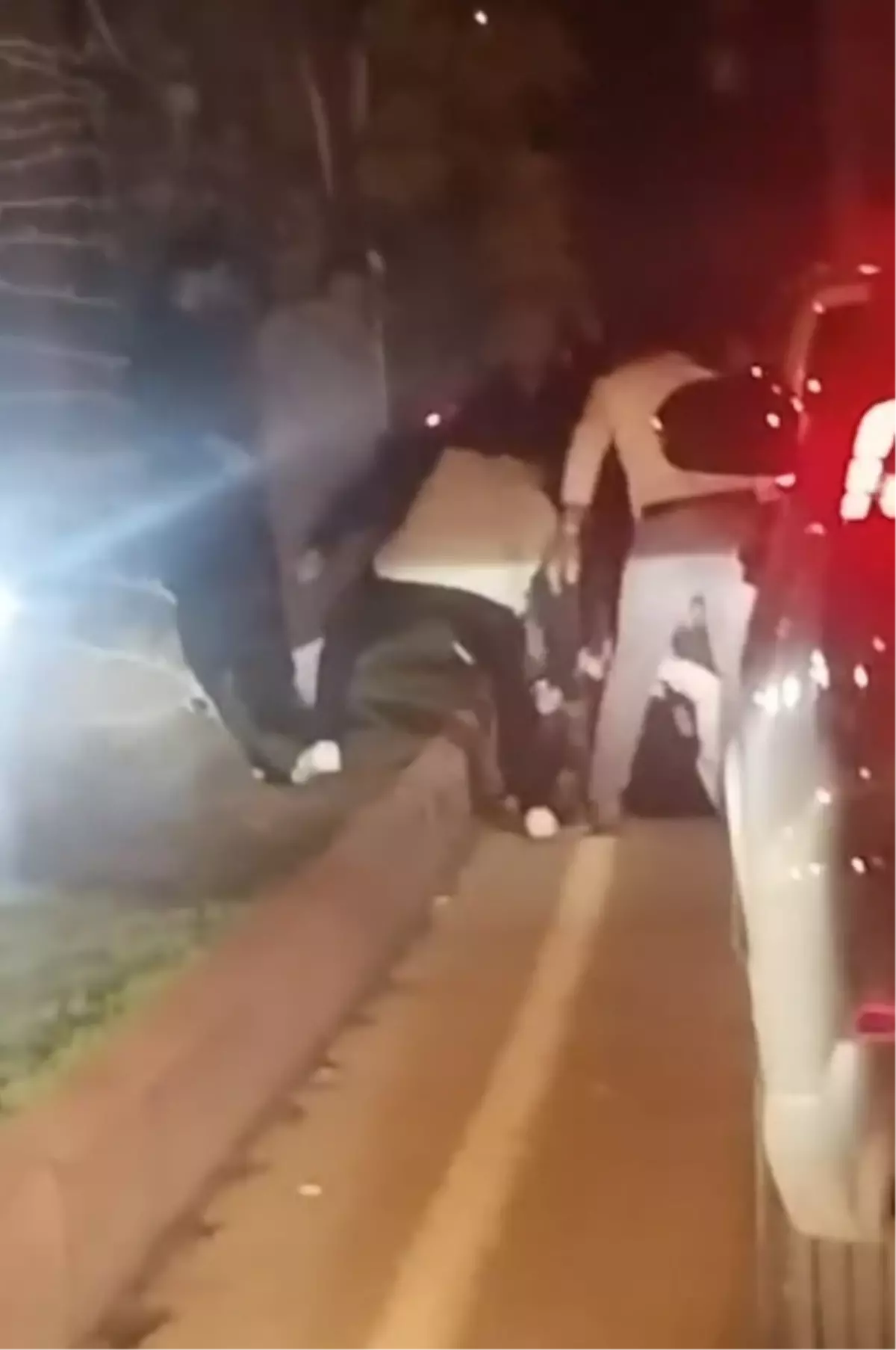 Tartıştıkları kişiyi yere yatırıp darbettiler