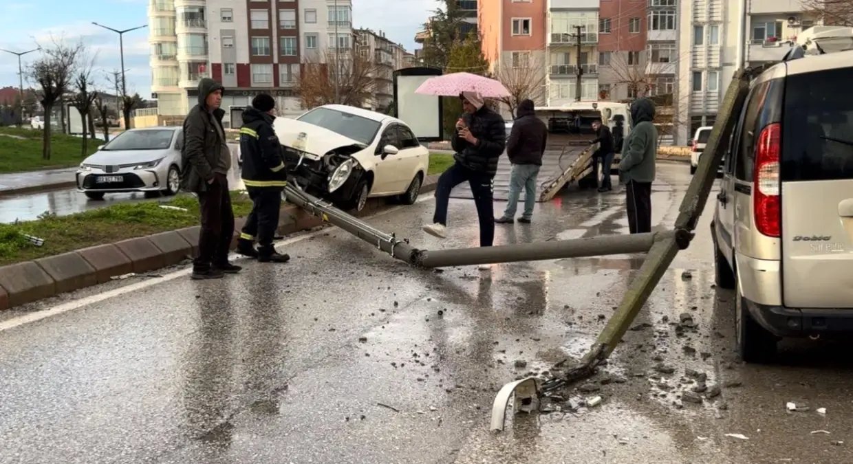 Alkollü sürücünün çarptığı direk başka bir aracın üzerine devrildi
