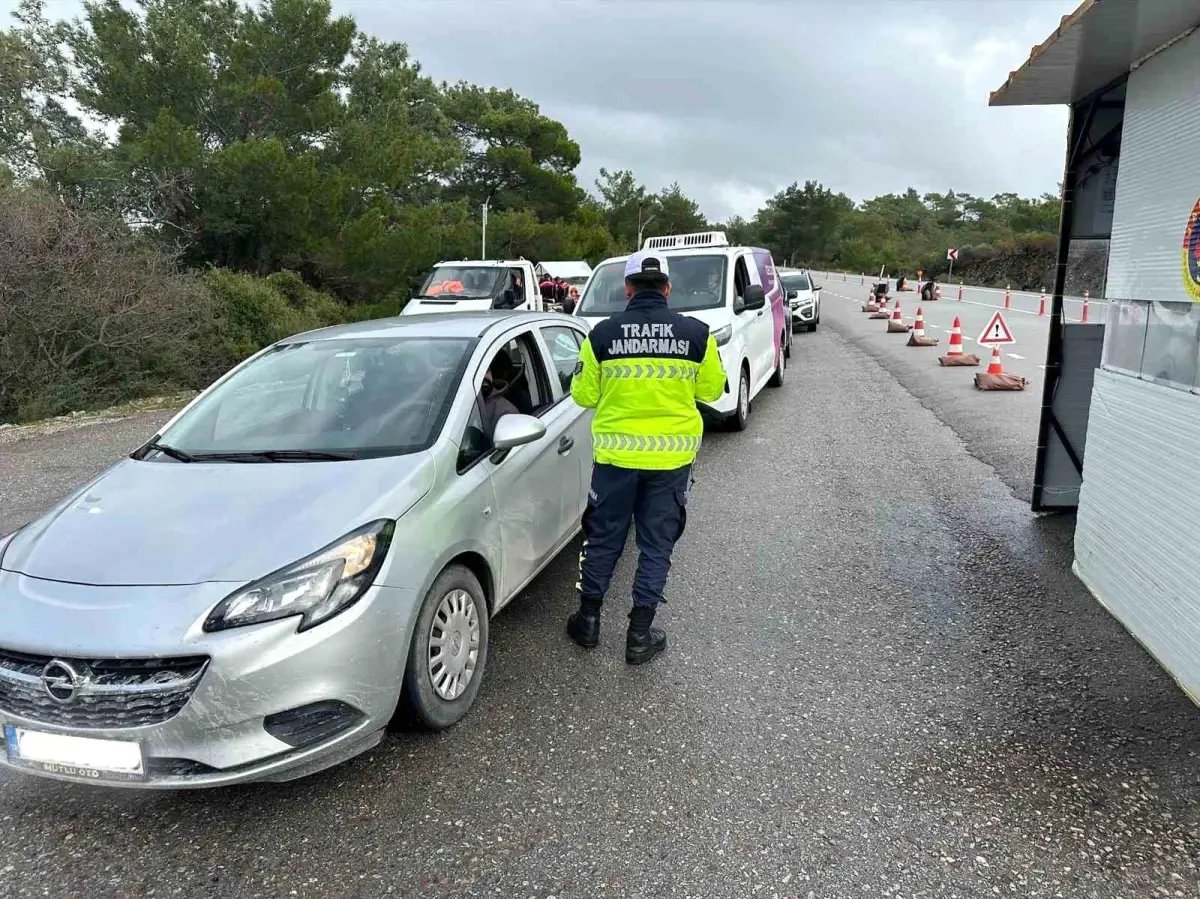 Jandarma denetimlerinde çeşitli suçlardan aranan 35 şahıs tutuklandı