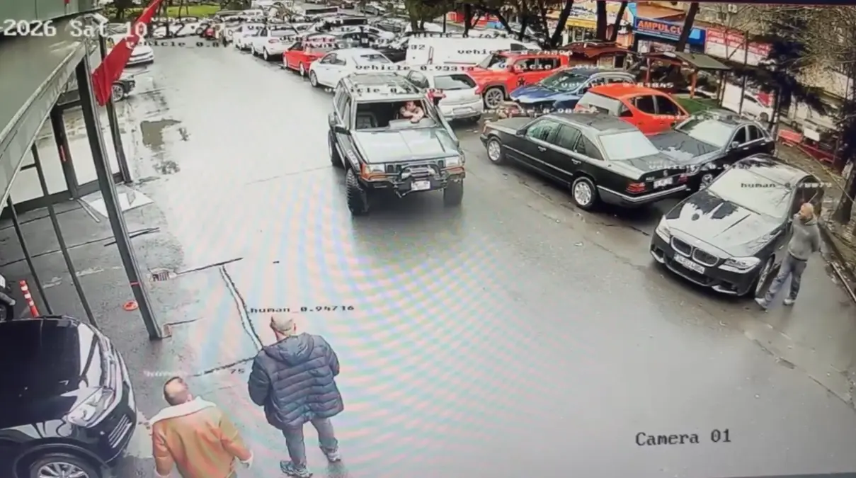 Maslak'ta eski ortağının iş yerini silahla bastı; tehdit edip soyundu