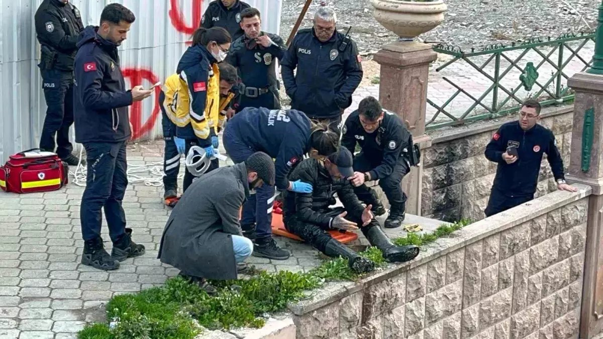 Porsuk Çayı'na düşen şahıs sarkıtılan iple çıkarıldı