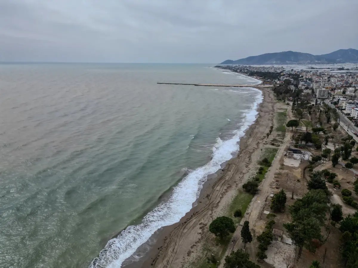 Anamur'da Yağışlarla Debisi Yükselen Dereler Akdeniz'i Kahverengiye Bürüdü