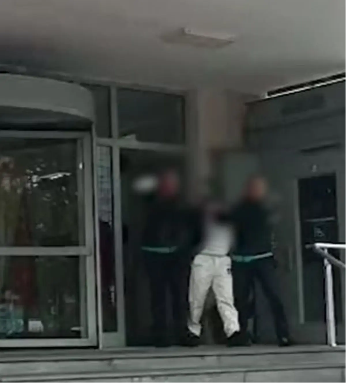 Boşanma aşamasındaki eşini defalarca bıçaklayıp, sonra babasını aramış