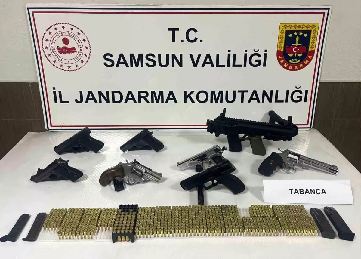 Samsun'da cephanelik gibi ev: 8 tabanca ve 800 mermi ele geçirildi