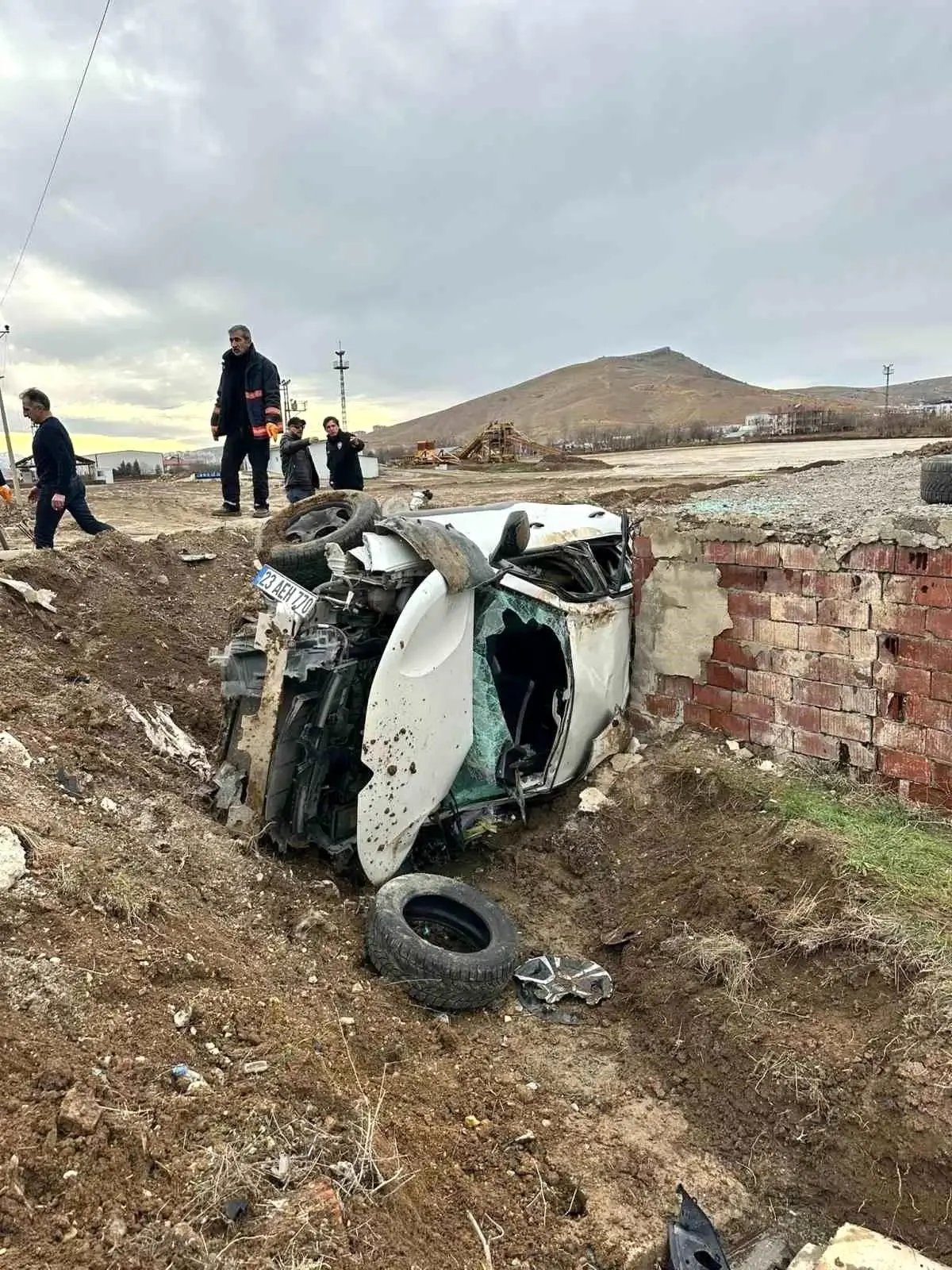 Elazığ'da otomobil aydınlatma direğine çarptı: 2 yaralı