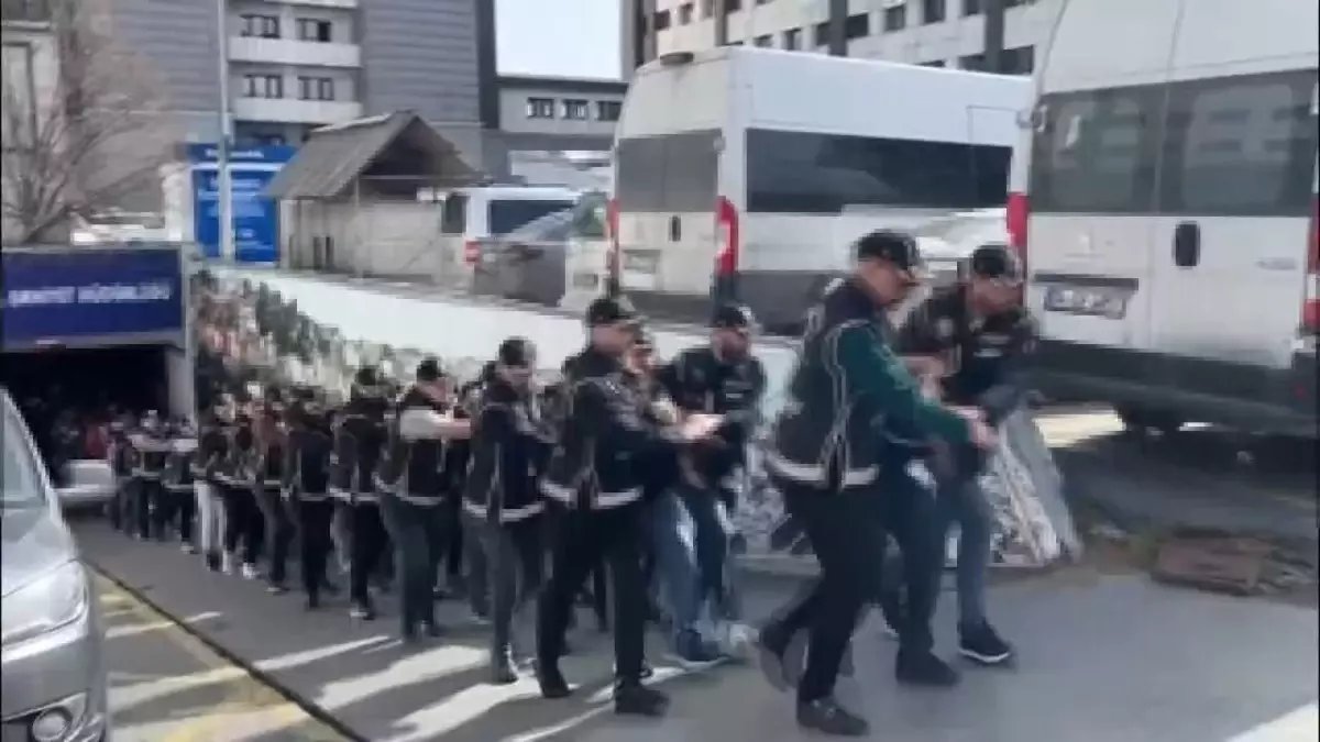İstanbul merkezli 4 ilde organize suç örgütüne düzenlenen operasyonda gözaltına alınanlar adliyeye sevk edildi