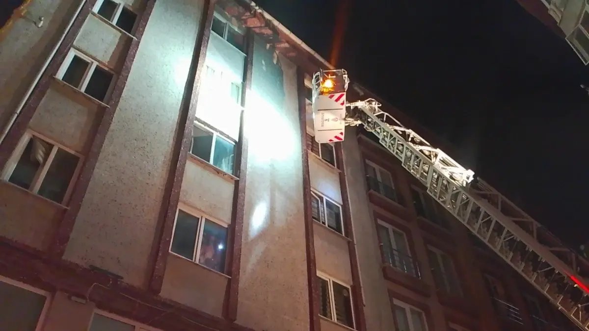 Silivri'de bina girişindeki elektrik trafosu yandı: 2 kişi dumandan etkilendi