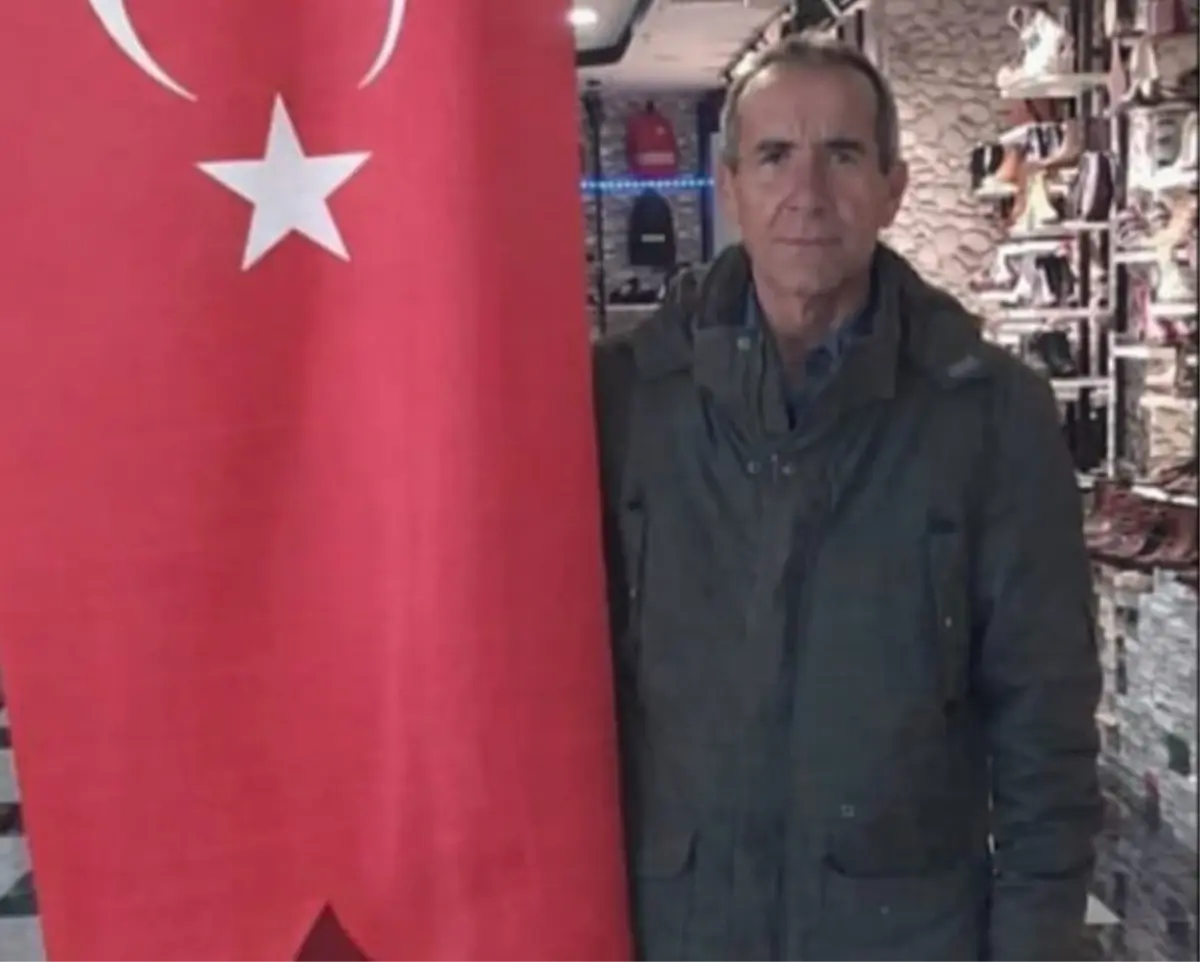 Babasını 12 bıçak darbesiyle yaraladı, yardıma gelen ekiplere kapıyı açmadı