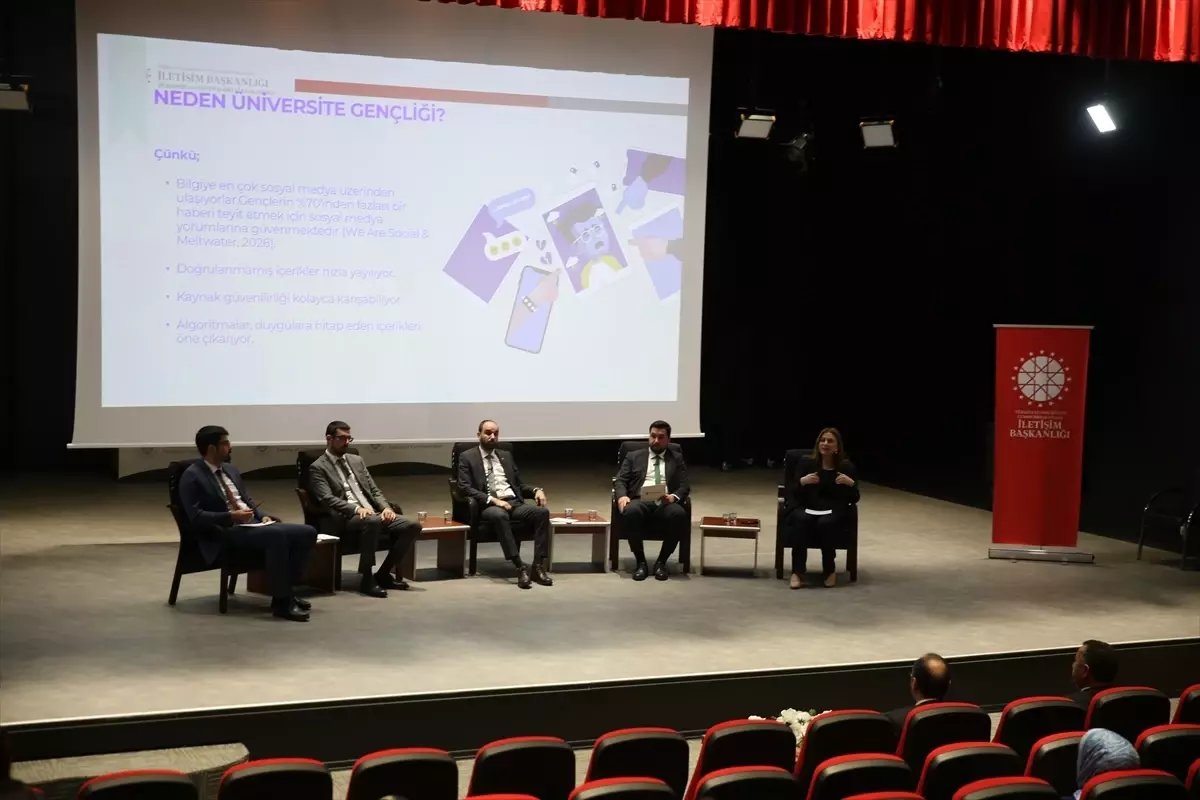 Erzurum'da geleceğin iletişimcilerine dezenformasyonla mücadele anlatıldı