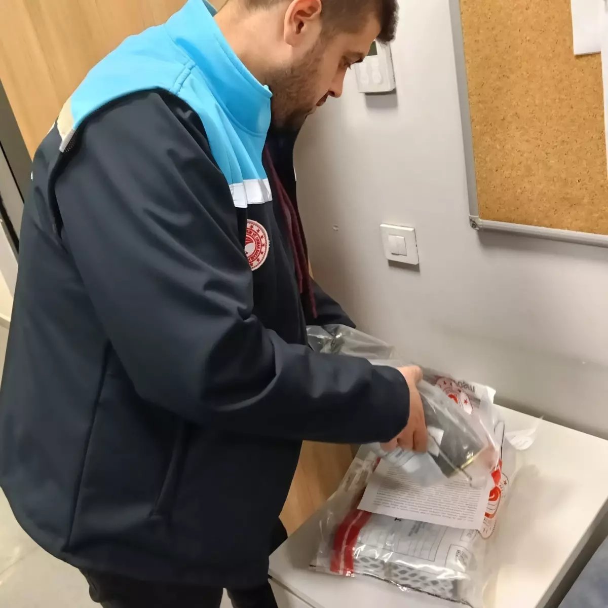 İstanbul Havalimanı'nda 13 kilo kaçak mersin balığı havyarı ele geçirildi