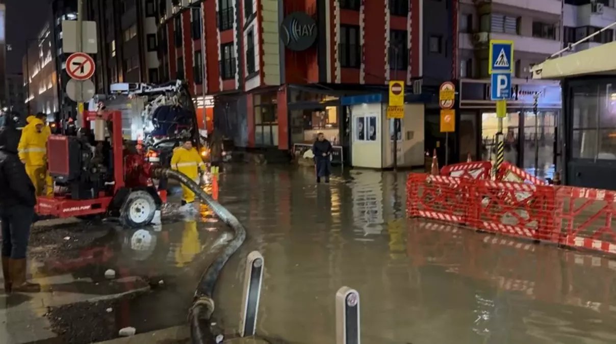İzmir'de sağanak; cadde ve sokaklar göle döndü, sürücüler zor anlar yaşadı