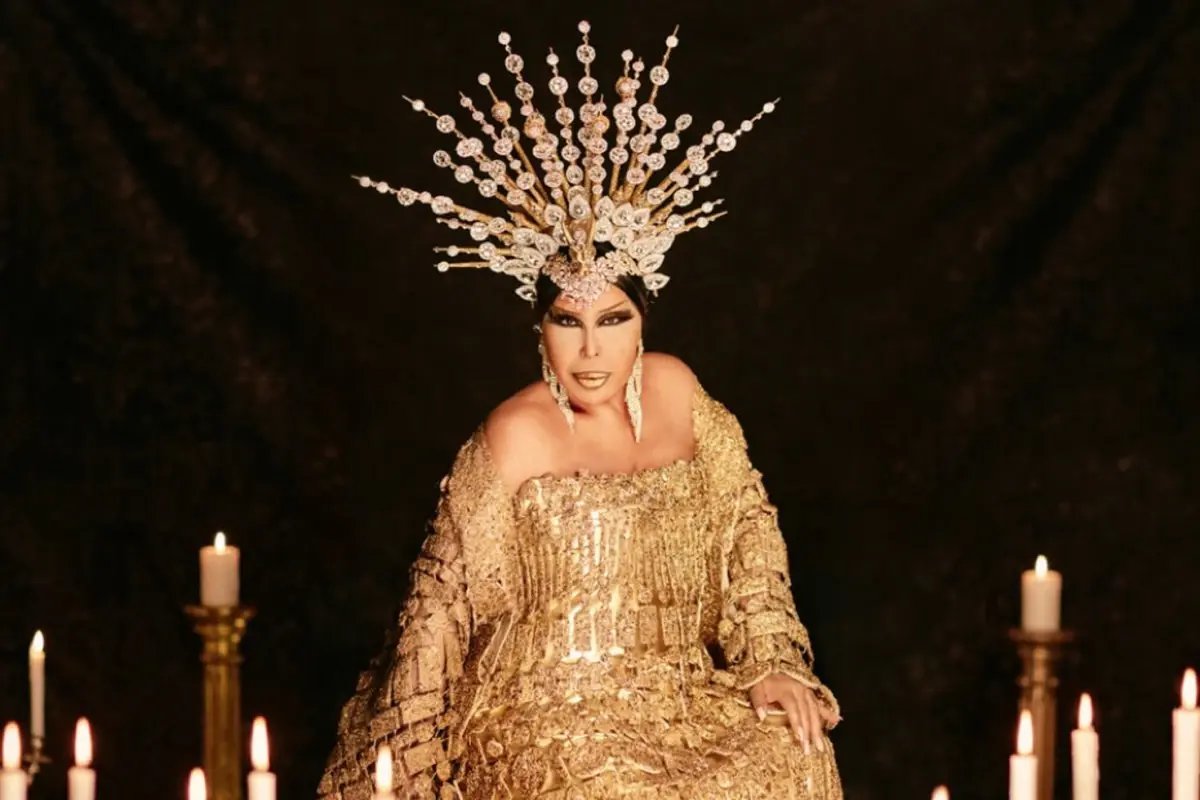 Bülent Ersoy yine yaptı yapacağını: Gold kaplama araç şaşırttı!