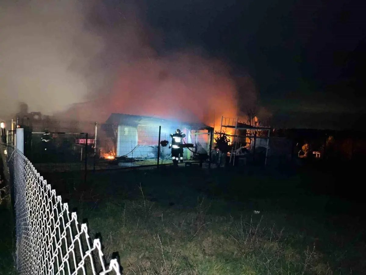 Tekirdağ'da kır evi alev alev yanarak küle döndü