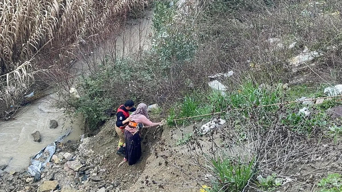 Hatay'da dereye düşen oğlağı çıkarırken mahsur kalan kişi kurtarıldı