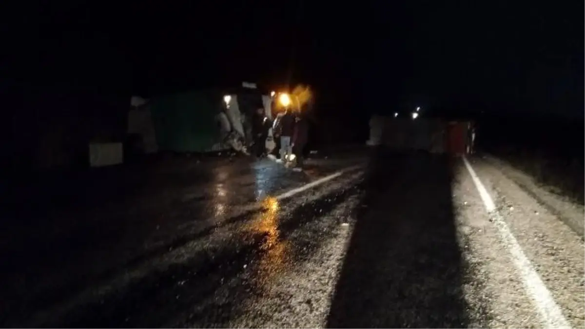 Çanakkale'de itfaiye aracı, yardım için gittiği tıra çarptı: 1'i ağır 2 yaralı