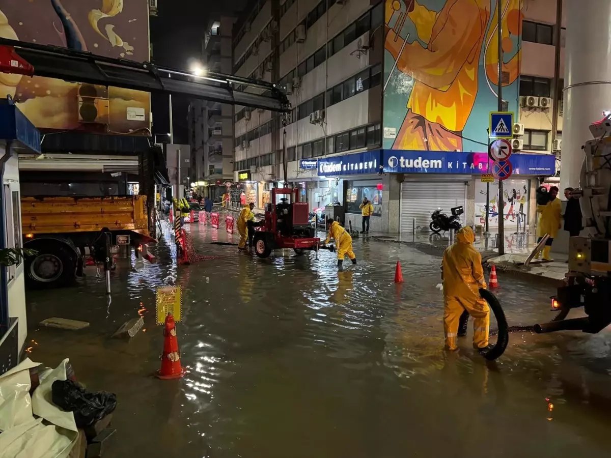 Alsancak'ta Sağanak Yağış Depoları ve İşyerlerini Su Bastı