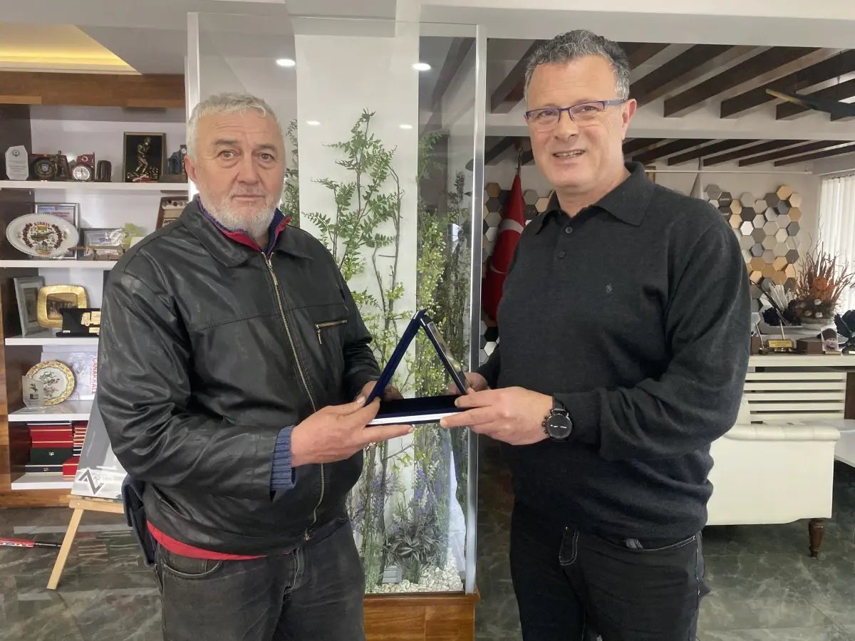 Temizlik işçisi bulduğu para ve ziynet eşyası dolu çantayı sahibine teslim etti