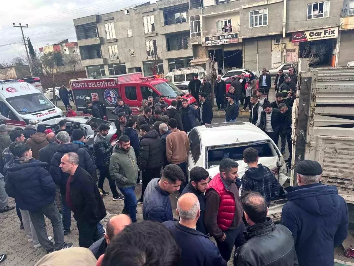 Otomobil park halindeki araçlara çarptı: 1'i ağır 3 yaralı