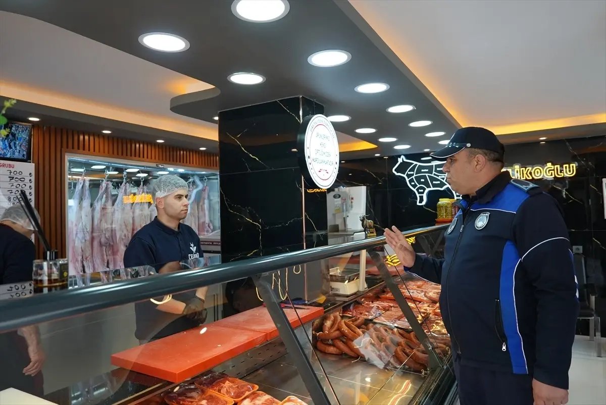 Erdemli ilçesinde zabıta ekipleri gıda ürünü satan işletmeleri denetledi