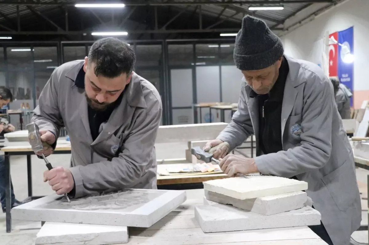 Baba ve Oğul Taş Ustalığı Geleneklerini Yaşatıyor