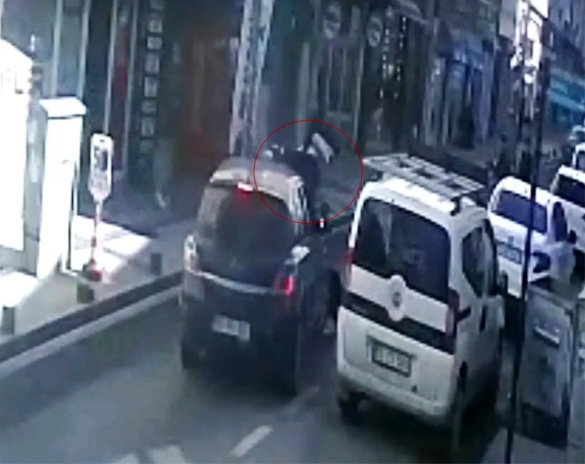 Tekirdağ'da ters yönden caddeye giren otomobille motosikletin çarpıştığı anlar kamerada