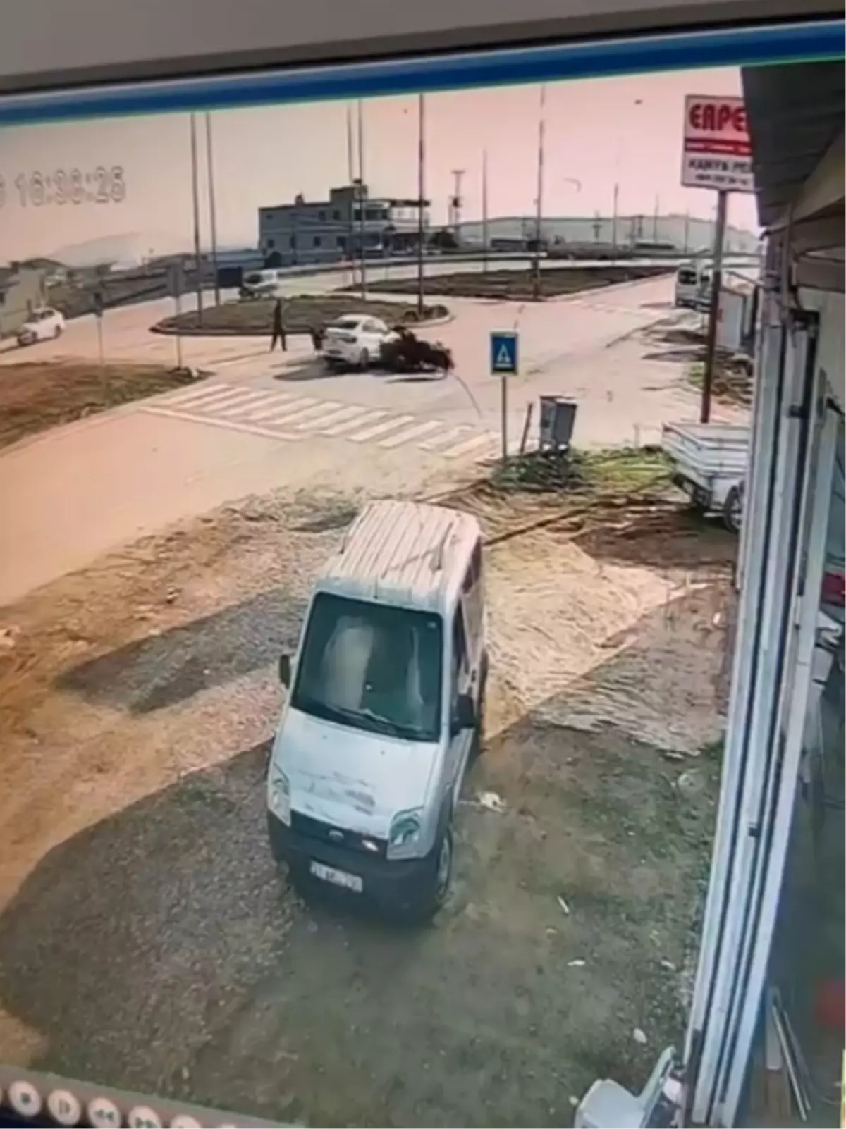 Otomobilin keçi sürüsüne çarptığı kaza kamerada