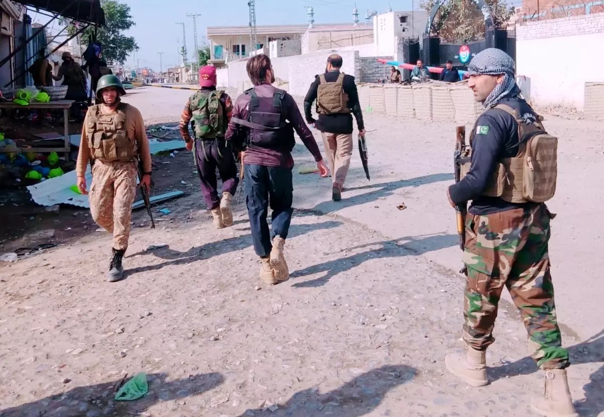 Pakistan'da bombalı saldırı: 12 ölü